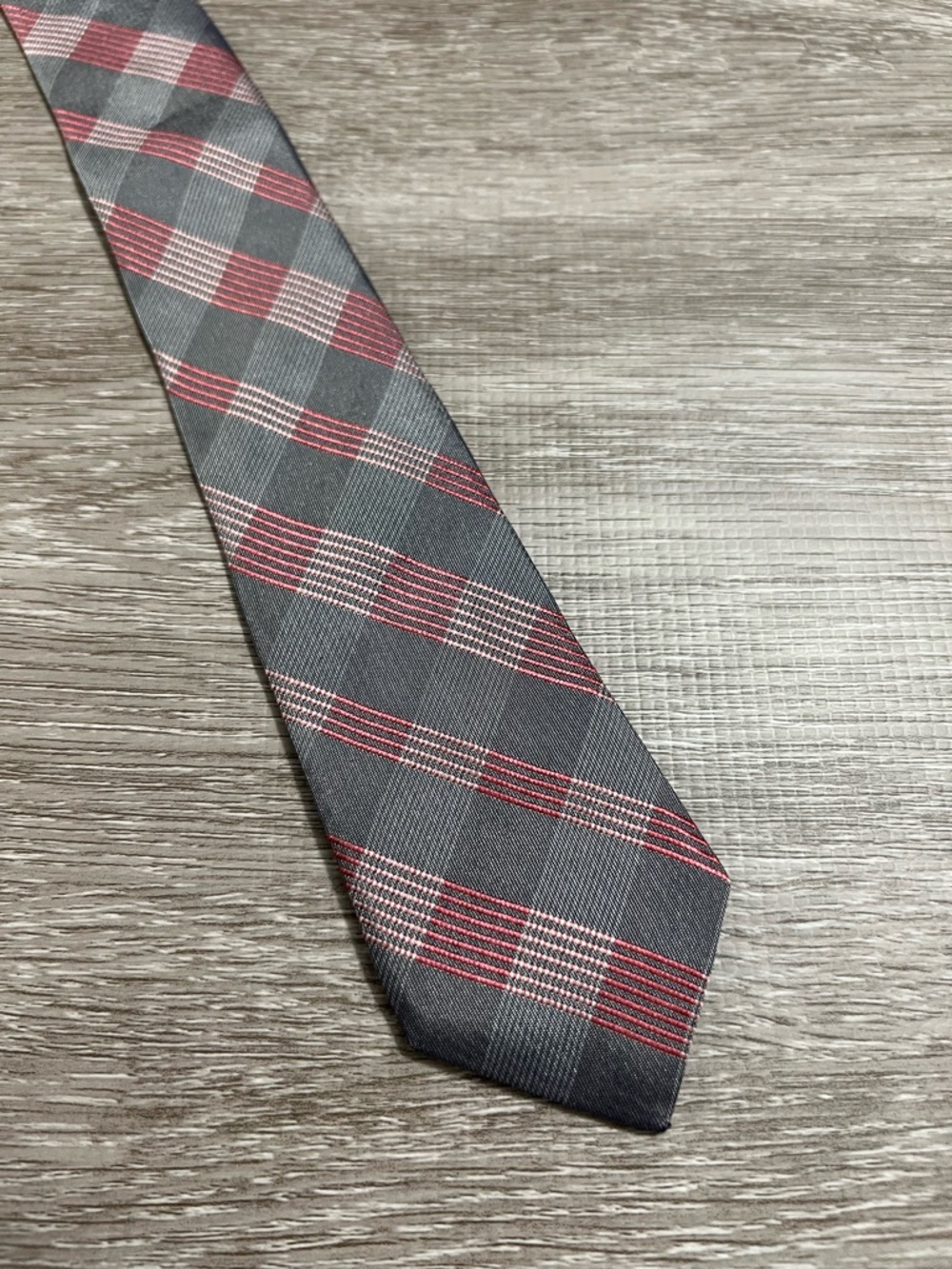 Calvin Klein Extreme Slim Gray & Red Plaid Print Men's Tie 100% Silk
